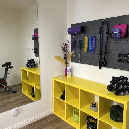 Bright Vibes Home- Sleeps 8- 1 Block to University- Pacman, BBQ, Indoor Gym