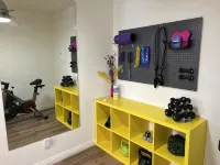 Bright Vibes Home- Sleeps 8- 1 Block to University- Pacman, BBQ, Indoor Gym - Gym