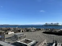 Beach house with views of Puget Sound, ferry, North Cascades, Mt Baker, Rainier. - 2-stjärniga