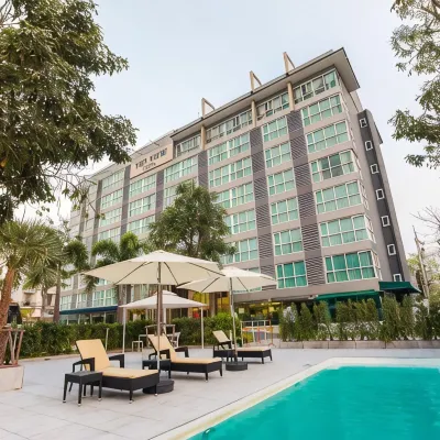 Top View Hotel Hotels near Wat Manorom