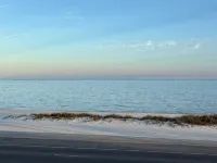 Poolside Bliss in Gulfport: Stylish 3Br Beachy Retreat Awaits - 4 ดาว