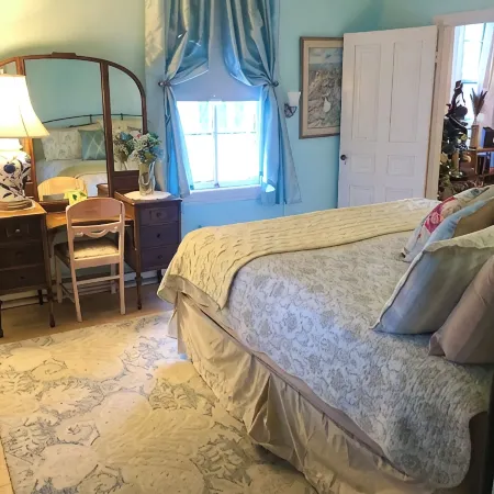 Historical Victorian 2 bedroom Flat 1 block from Beach JUST RENOVATED!