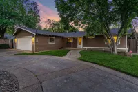 Cozy All Hardwood Home w Private Pool Near Enloe & Csuc - 3 étoiles