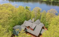 Luxury 7,500‑ Lakefront Lodge, Private Dock & Snowmobile Access - Wifi
