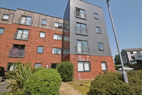 Stylish Central Warrington Stay | Free Parking - 4-Star