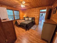 Bear Cave: Private Mountain Retreat with Views & Hot Tub - Hytter