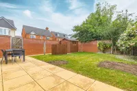 4-Bedroom Retreat in Slough - By Tempstay - 2-Star