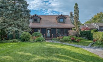 Lovely log cottage by the lake