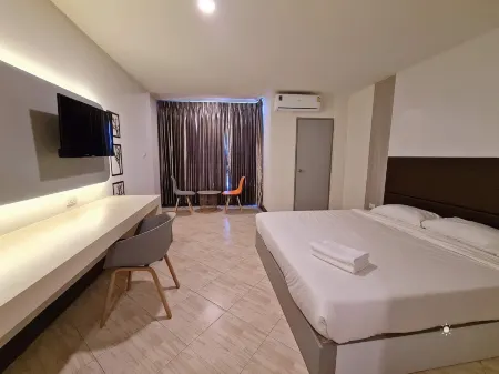 The Sun Hotel Roiet Отели рядом с достопримечательностью «Roi Et Tower»