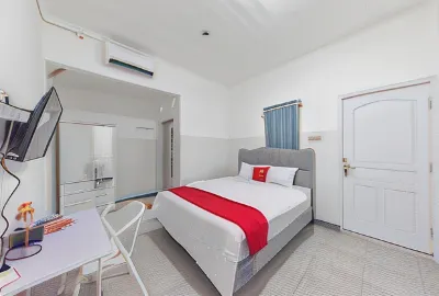 RedDoorz Syariah near Alun Alun Ciledug Cirebon Hotel dekat Indomaret 24 Jam Ketanggungan