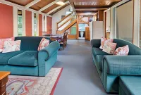 Clarendon Chalets Hotels in Ob Flat