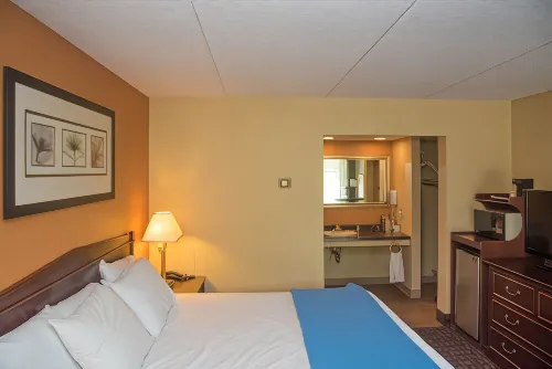 Colonnade Inn Hotels in Lyndonville