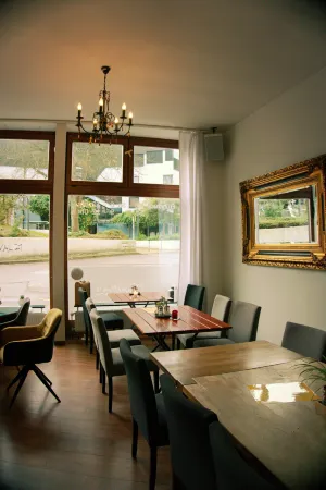 Hotel & Café Schillers Historical Sleeping Отели в г. Хальфер