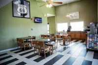 Super 8 by Wyndham Holbrook - Breakfast