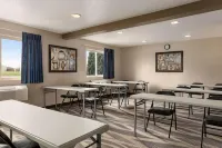 Super 8 by Wyndham Joliet I-55 N/Chicago Hotels in Plainfield
