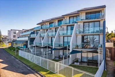 Ocean Front Motel Отели в г. Энтранс