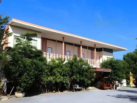 Siriburi Resort Отели в г. Кханом