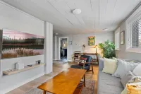 Stylish Downtown Cottage, Walk Everywhere