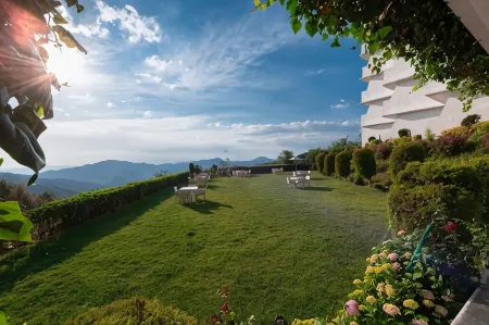 Ekant Retreat Resort Отели рядом с достопримечательностью «Sidh Baba Ka Mandir»