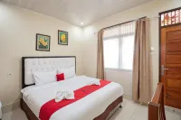 RedDoorz Syariah near Tirtasari Sonsang dan Banto  Hotel dekat Surau Nurussalam