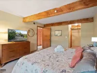 Cozy Chalet in Charming Front Royal with Stunning Views and Refinished Basement! Hoteles en Condado de Warren