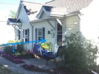 Vintage Cozy Cottage 2 Blocks from Ludington Beach
