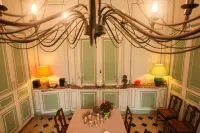 Le Chateau de La Vierge Hotels in Les Ulis