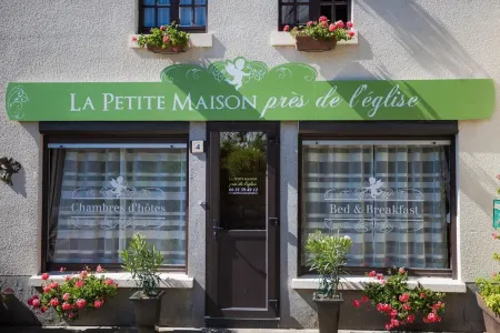 La Petite Maison près de l'Eglise Отели в г. Лез Иф