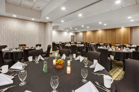 Holiday Inn Grand Rapids Downtown Отели рядом с достопримечательностью «DeVos Place»