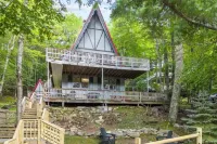 Stunning Retreat - Hot Tub, Game Room, Fire Pit 로아 마운틴 호텔