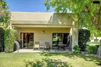 Awesome lake, golf course, mountain view Desert Princess Country Club condo! 파노라마 공원 주변 호텔