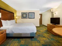 La Quinta Inn & Suites by Wyndham St. Pete-Clearwater Airpt Hotels in Pinellas County