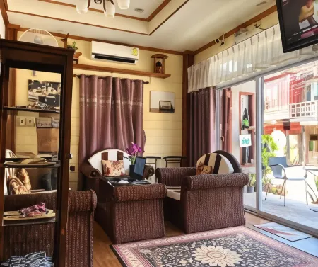 Chiangkhan Rueanmai Guest house 1 Отели рядом с достопримечательностью «Kaeng Khut Khu»