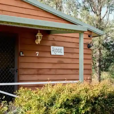 Cabins on Halls Hotel Exterior