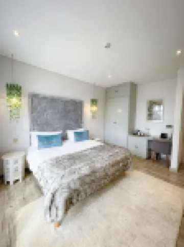 Latitude 0 Degrees Hotels in 