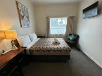 Airport Westney Lodge - guesthouses
