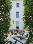Le Numero 100 - Homestays