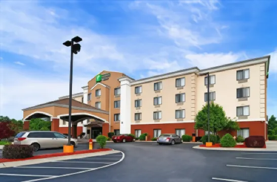 Holiday Inn Express & Suites ROANOKE RAPIDS SE by IHG