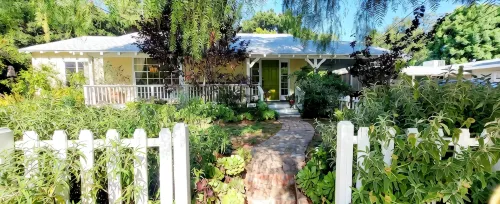 Woodland Hills Cottage on beautiful 1/4 acre property