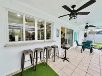 Sunrise Family Oasis Pool Lake Canal Views Hotels in Plantation