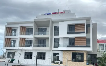 Khách Sạn Toàn Phát Dốc Lếch Отели рядом с достопримечательностью «Hoa Lan Island Resort»