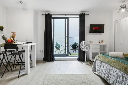 Cosy & Spacious Studio 20% OFF with Parking - Hemel Hempstead Отели в г. Хемел-Хемпстед