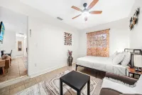 Sunny 3Br Oasis • Water View • 2 TVs • Beach Gear • Fenced Yard • Pet Friendly - Homestays