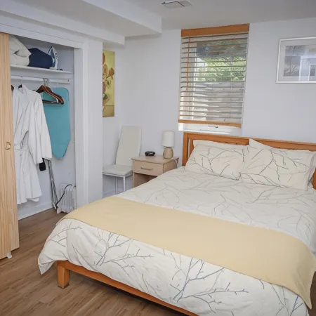 One bedroom w Private Entrance close to DC