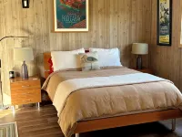 "The Birds" Easy Walk to the Beach, Hot Tub, Fireplace, Pet Friendly