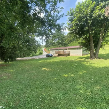 Rosey's Retreat Charming 2-bedroom Country Cottage in LaFollette, Tennessee WiFi