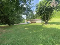 Rosey's Retreat Charming 2-bedroom Country Cottage in LaFollette, Tennessee WiFi