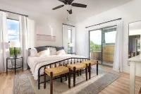 The Point Serene Hill Country Views with Pool & Hot Tub