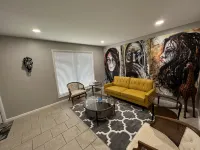 Artistic Centrally Located Duplex! - Homestays