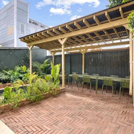 1 Block to Parade & St Charles, Heated Pool & Hot Tub, Walk to French Qtr